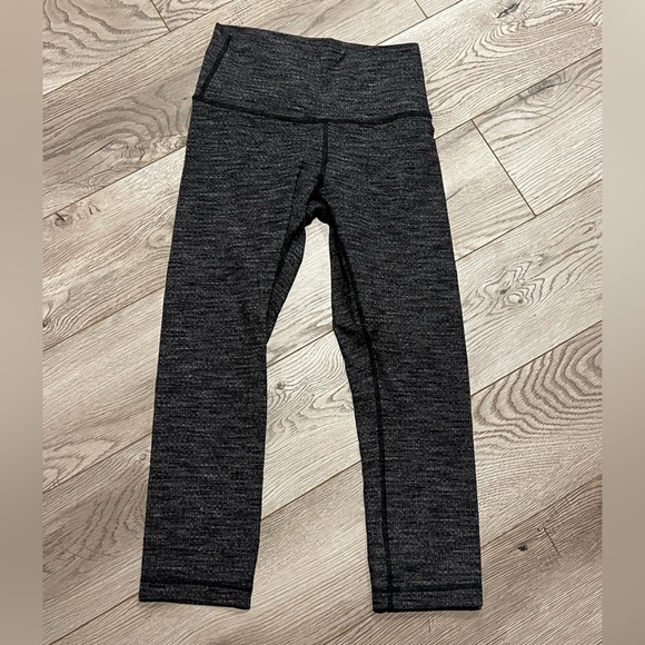Lululemon  Gray capris size 6 - Picture 1 of 4